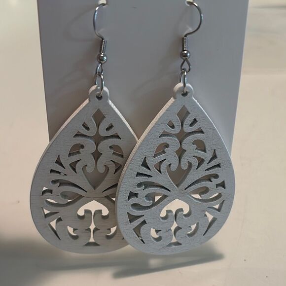 Jewelry - White Teardrop Filigree Earrings